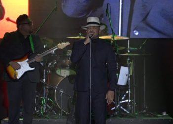 Wason Brazobán reafirma éxito con su espectáculo “Corazón romántico”