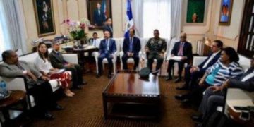 Danilo Medina sigue evolución coronavirus; reúne funcionarios