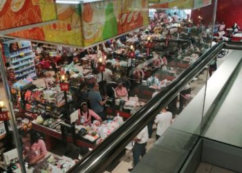 Cientos de personas realizan largas filas en los diferentes supermercados de SD