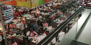 Cientos de personas realizan largas filas en los diferentes supermercados de SD