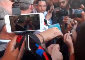Esta vez Gonzalo Castillo fue a votar con una multitud que le vitoreó