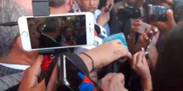 Esta vez Gonzalo Castillo fue a votar con una multitud que le vitoreó