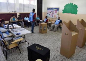 Mesas electorales del Colegio Don Bosco avanzan en el montaje sin contratiempos