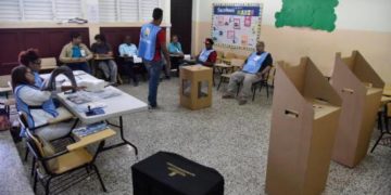 Mesas electorales del Colegio Don Bosco avanzan en el montaje sin contratiempos