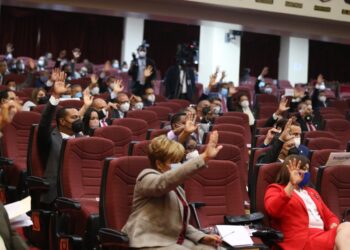 Diputados envían a Comisión proyecto busca reglamentar interrupción voluntaria del embarazo