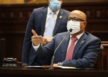 Diputados envían a Comisión proyecto busca reglamentar interrupción voluntaria del embarazo