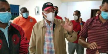 Director OMSA, coordina entrega comida afectados por tormenta Laura, junto autoridades en SDO