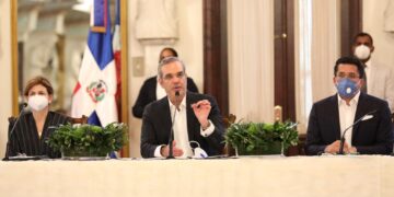 Abinader anuncia un amplio plan de medidas para favorecer la recuperación del turismo