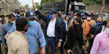 Abinader visita zonas afectadas por tormenta Laura y sobrevolará este lunes territorio nacional