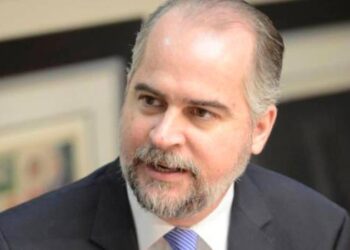 Alejandro Fernández W. anunció que impulsará en los primeros 100 días de su gestión un proyecto de norma para regir las cuentas de nómina y evitar viejas prácticas