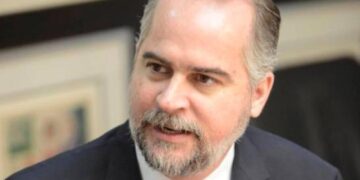 Alejandro Fernández W. anunció que impulsará en los primeros 100 días de su gestión un proyecto de norma para regir las cuentas de nómina y evitar viejas prácticas