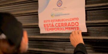 El Ministerio de Interior y Policía (MIP), dispuso el cierre de dos negocios de expendio de bebidas alcohólicas por violar el horario del toque de queda