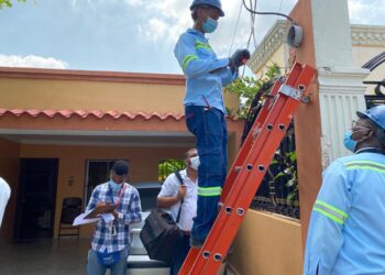 Edesur realiza visitas en el Sur para continuar con revisión de facturas por alto consumo