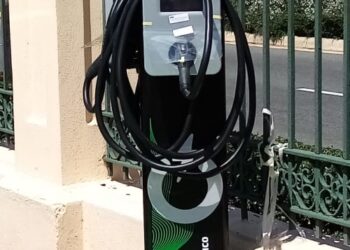 Cargadores para vehículos eléctricos están siendo instalados en parqueo de visitantes del Palacio Nacional.