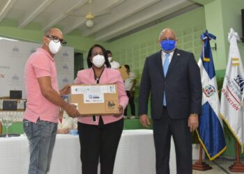 Ministerio de Educación inicia entrega de 70 mil laptos a nivel nacional