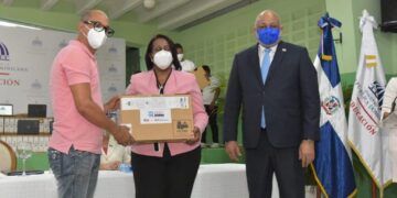 Ministerio de Educación inicia entrega de 70 mil laptos a nivel nacional