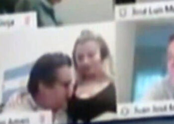 Renuncia diputado argentino que besó seno de su esposa durante sesión virtual