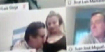 Renuncia diputado argentino que besó seno de su esposa durante sesión virtual