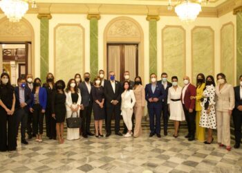 Presidente Luis Abinader se reúne con comunicadores  de diferentes medios y canales de TV