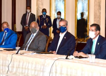 Ministerio de Educación  firma acuerdo con televisoras para transmisión de año escolar