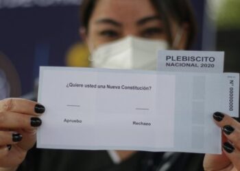 Chilenos votan en plebiscito constitucional