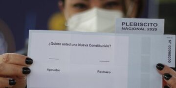 Chilenos votan en plebiscito constitucional