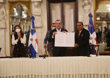 Presidente Luis Abinader destaca que el periodismo independiente es un escudo para proteger la democracia y todas las libertades