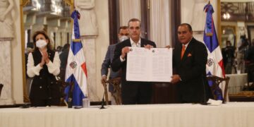 Presidente Luis Abinader destaca que el periodismo independiente es un escudo para proteger la democracia y todas las libertades