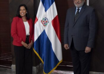 Ministro de Educación juramenta a Sonia Felix como nueva directora de ARS SEMMA