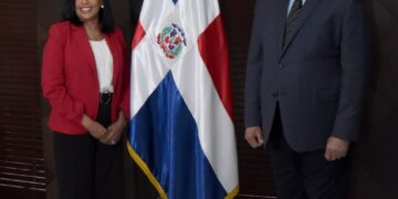 Ministro de Educación juramenta a Sonia Felix como nueva directora de ARS SEMMA