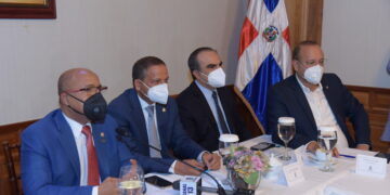 Presidente de la Cámara de Diputados, realiza encuentro con representante sector empresarial del país