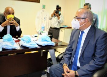 Ministro de Salud visita joven roseada con ácido ingresada en Unidad de Quemados que funciona en el Ney Arias Lora