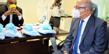 Ministro de Salud visita joven roseada con ácido ingresada en Unidad de Quemados que funciona en el Ney Arias Lora