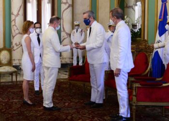 Presidente Luis Abinader recibe cartas credenciales de nuevos embajadores de Haití, Reino Unido e Irlanda del Norte y la República Francesa