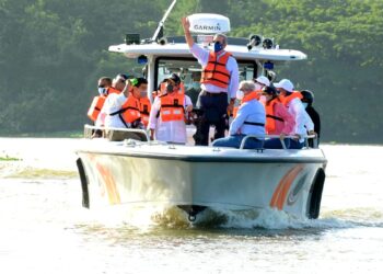 Presidente  realiza recorrido por los ríos Ozama e Isabela Asume compromiso de buscar solución a problemática de contaminación y viviendas