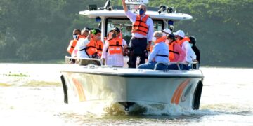 Presidente  realiza recorrido por los ríos Ozama e Isabela Asume compromiso de buscar solución a problemática de contaminación y viviendas