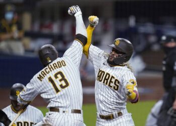 Fernando Tatis Jr. da dos jonrones, Machado uno y San Diego iguala serie con San Luis