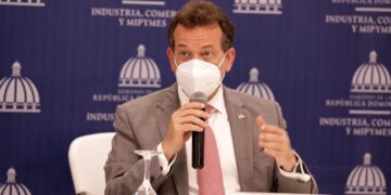 Ministro Bisonó visita Fertilizantes Santo Domingo en recorrido de la Ruta Industrial