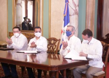 Gobierno firma acuerdo para digitalizar procesos de zonas francas