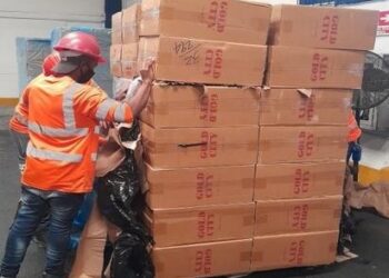 Aduanas decomisa cigarrillos, bebidas y televisores; detiene a tres personas