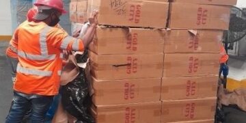 Aduanas decomisa cigarrillos, bebidas y televisores; detiene a tres personas