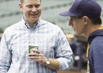 Arnold elevado a puesto de gerente general por los Cerveceros