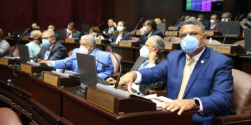 Diputados conforman Consejo de Disciplina y lo apodera de para que investigue agresión CD