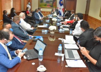 Senadores tratan el Proyecto de Ley de Control de Expendió, Suministro y Consumo de Bebidas Alcohólicas con representantes de instituciones gubernamentales