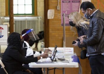 Estados Unidos inicia cierre los colegios electorales