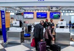 Las autoridades sanitarias aconsejan a estadounidenses no viajar por día de Acción de Gracias