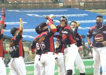 Jonrón de Dunand da el triunfo al Escogido sobre las Águilas