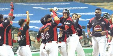 Jonrón de Dunand da el triunfo al Escogido sobre las Águilas