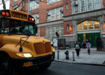 Las escuelas públicas de Nueva York vuelve a cerrar por el coronavirus para indignación de las familias