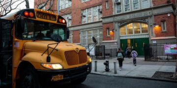 Las escuelas públicas de Nueva York vuelve a cerrar por el coronavirus para indignación de las familias